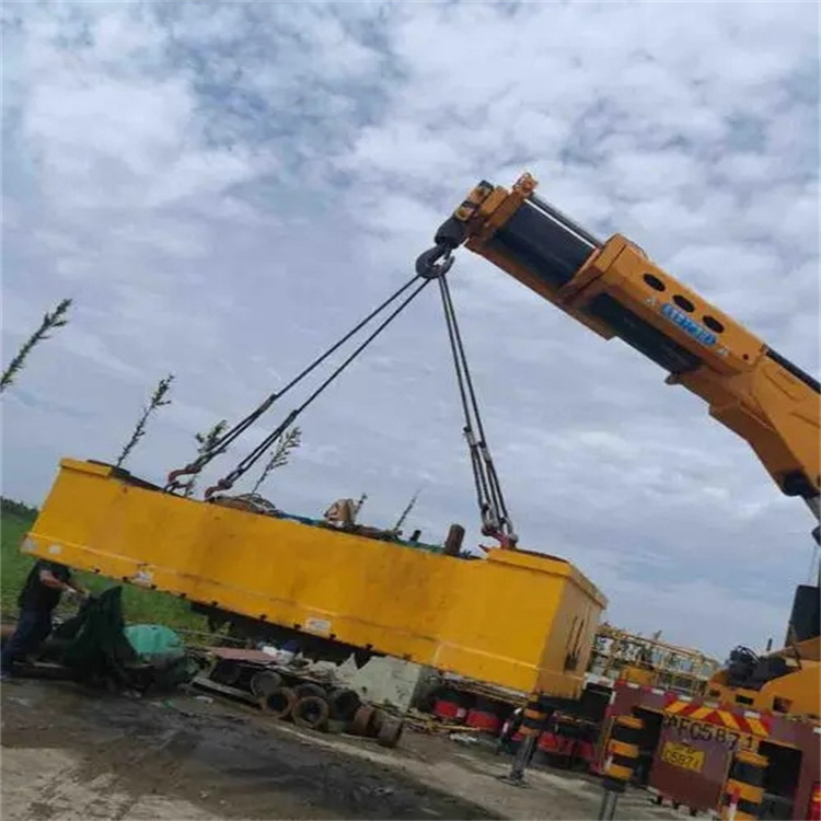 竹山吊运集装箱的吊车